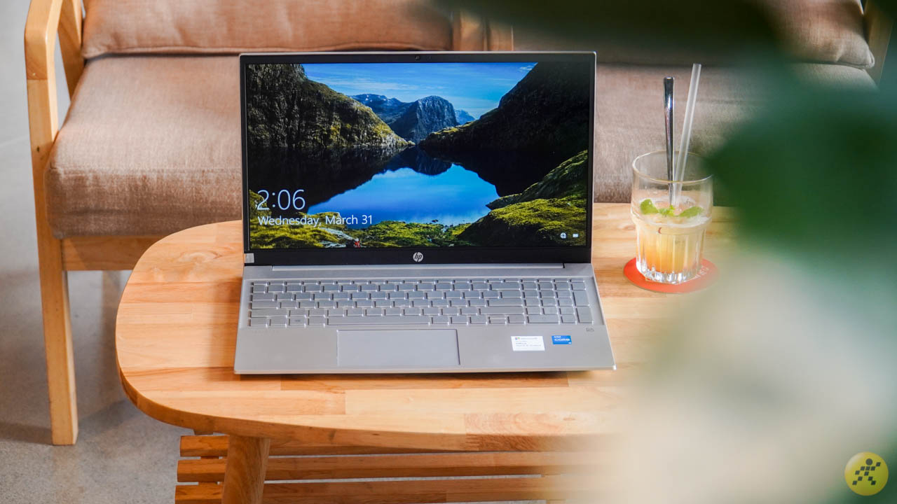 Tấm nền IPS LCD trên HP Pavilion 15 mang đến góc nhìn rộng và độ sáng cao