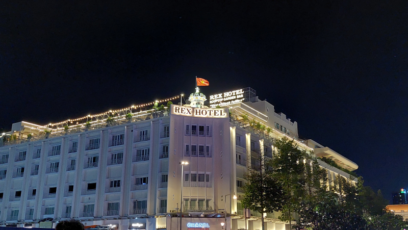 Ảnh chụp thiếu sáng được chụp từ Samsung Galaxy A72 cho màu sắc hơi bệt...