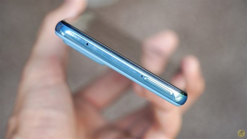 Khe đưng sim đã được dịch chuyển lên cạnh viền bên trên.