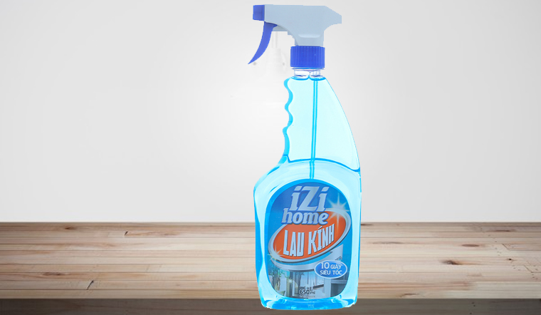 Lau sạch bong kiếng sáng bóng nhanh chóng với nước lau kính IZI HOME