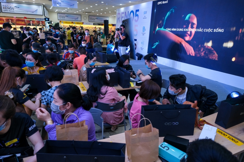 Sức hút của Reno5 chưa dừng lại, nên nhiều nhà bán lẻ đang tiếp thị mạnh để bán dòng máy này