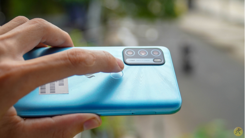 Mặt lưng của Vsmart Star 5 có trang bị thêm cảm biên vân tay một chạm ở mặt lưng.