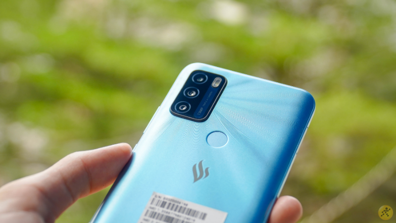 Họa tiết đầy thú vị trên mặt lưng của Vsmart Star 5.