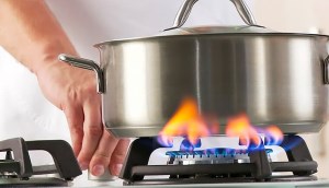 Bếp gas cháy lửa đỏ làm cho nồi bị đen phải làm sao?