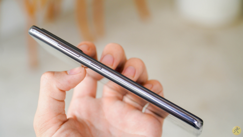 Rất may là Galaxy A52 5G được trang bị khung viền bền kim loại rất cứng cáp, sang trọng.