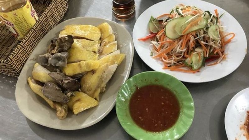 Các món ở cơm gà Hạnh Hương