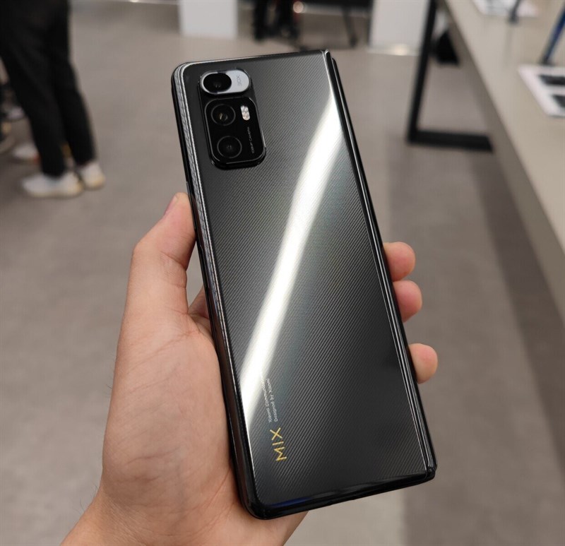 Camera đầu tiên trên điện thoại sử dụng công nghệ ống kính lỏng.