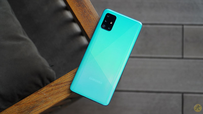 Mặt lưng của Galaxy A51 có những đường cắt chéo phân ra những mảng màu đậm, nhạt tạo hiệu ứng đổi màu đầy thú vị khi ánh sáng chiếu vào. Mặt lưng của Galaxy A51 có những đường cắt chéo phân ra những mảng màu đậm, nhạt tạo hiệu ứng đổi màu đầy thú vị khi ánh sáng chiếu vào.