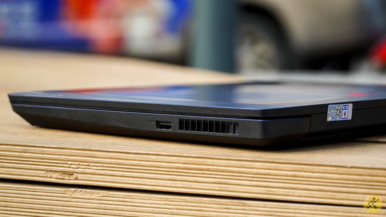Cạnh phải của Lenovo IdeaPad Gaming 3