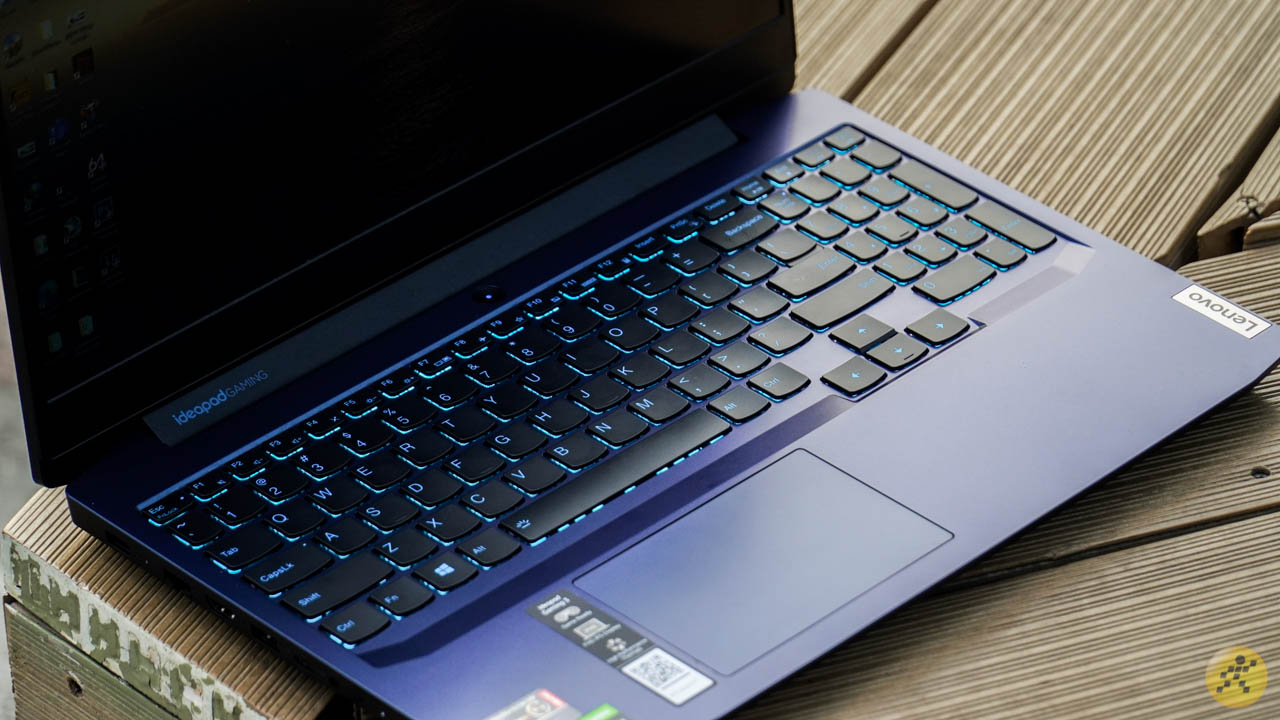 Lenovo IdeaPad Gaming 3 được tích hợp đèn phím màu xanh bên dưới