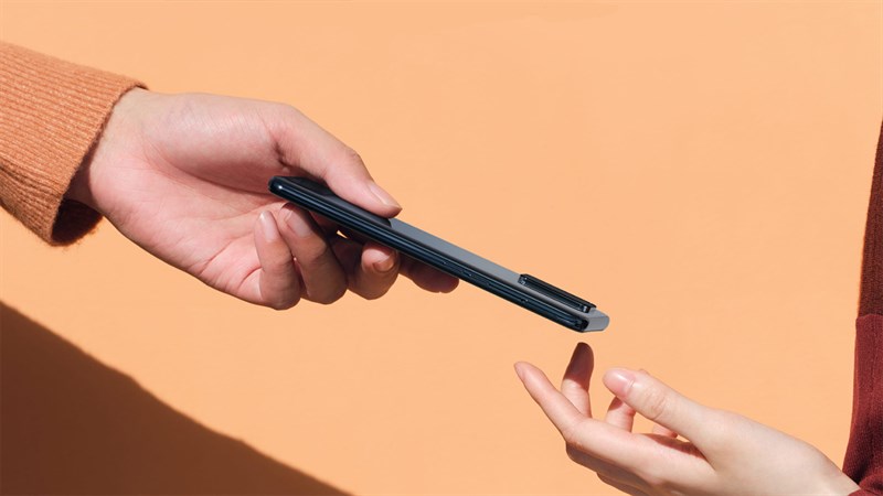 OPPO A74 with slim and light design In addition, OPPO A74 4G also stands out with thin and light when the edge thickness is only 1.60 mm thick, weighs 175 g and the front is a 6.43 inch screen, it can be said that this size is not too big, the selfie camera design. Perforated form creates a feeling of overflow, optimal viewing angle. Thanks to that makes the overall machine look quite neat. At the same time, this helps us feel more comfortable and confident to hold and easier to use with one hand.