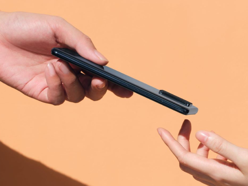 The OPPO F19 design brings a comfortable grip to the user. The looks of OPPO F19 will make you easily confuse with OPPO's recently launched mid-range smartphones. This smartphone still follows the familiar monolithic design with soft rounded edges and corners. The back panel of OPPO F19 is made of a glass effect, so it is easy to stick to sweat and fingerprints. So I quite expect that this product will come with a case to protect and limit the above situation.