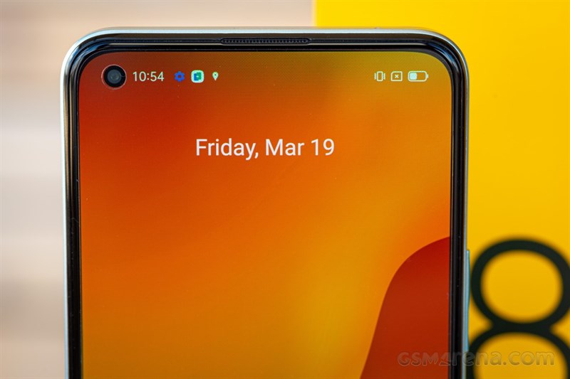 Realme 8 Pro có màn hình Super AMOLED 6,4 inch Full HD+ với một camera selfie duy nhất ở trên cùng bên trái.