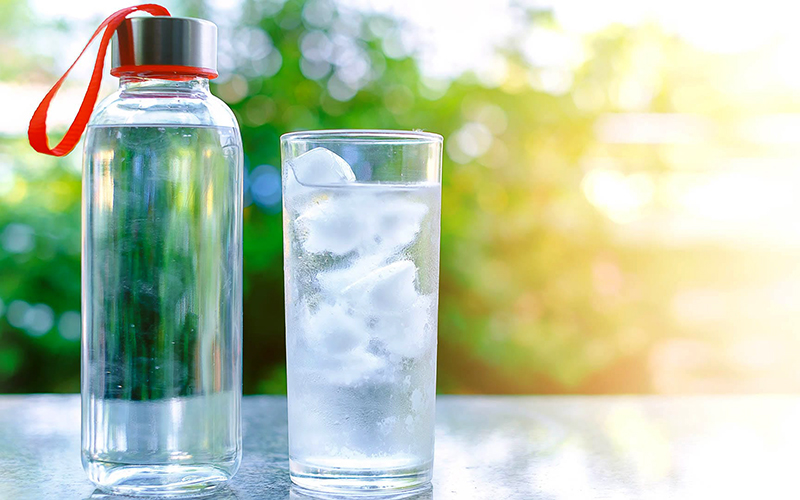 Uống nước lạnh sau bữa ăn khiến hệ tiêu hóa yếu đi
