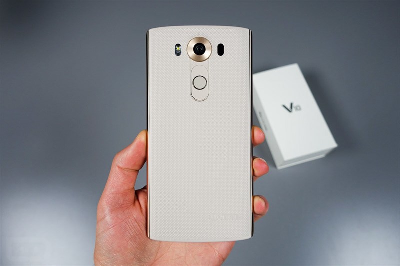 LG V10 là một trong những smartphone đầu tiên có cạnh viền bằng thép.