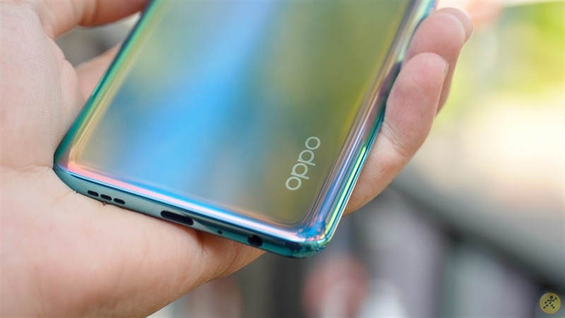 Thiết kế bo tròn trên OPPO A94 mang đến trải nghiệm cầm nắm thoải mái.