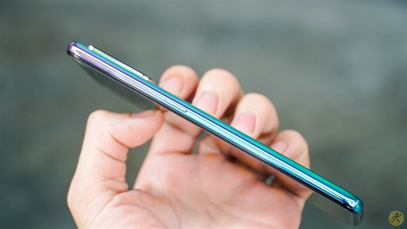 Một cạnh viền bên chứa nút nguồn...