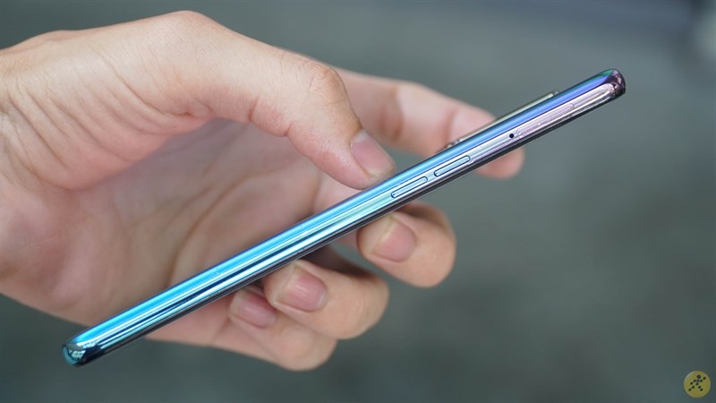 ...cạnh còn lại chứa nút tăng giảm âm lượng.