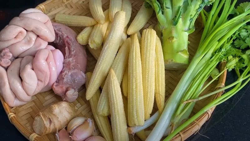 How to make fried spring rolls with baby corn that is both crispy and delicious