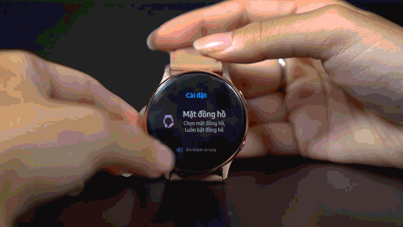Thao tác vuốt viền trên Galaxy Watch Active 2