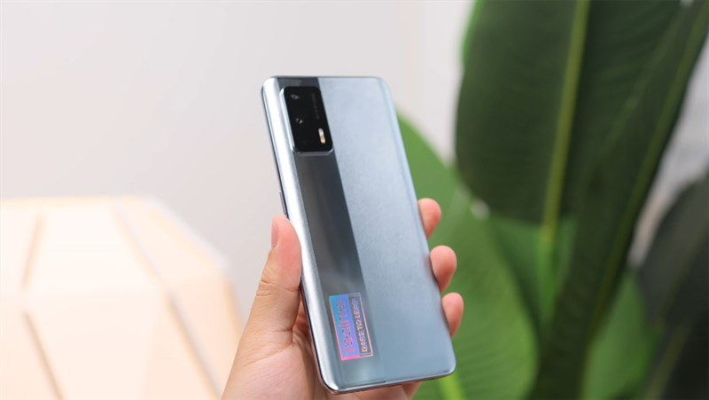 Mặt sau của Realme GT NEO