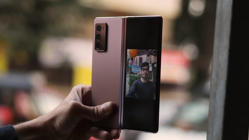 Màn hình mặt sau của Samsung Galaxy Z Fold3 nhỏ hơn rất nhiều so với phiên bản tiền nhiệm Galaxy Z Fold2 Màn hình mặt sau của Samsung Galaxy Z Fold3 nhỏ hơn rất nhiều so với phiên bản tiền nhiệm Galaxy Z Fold2