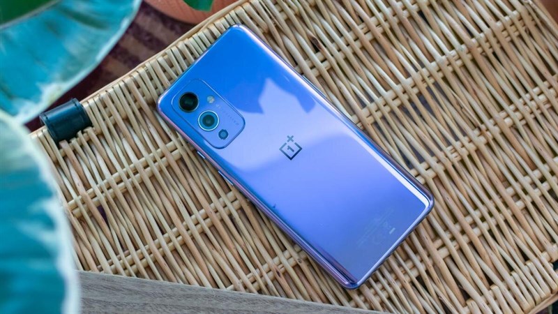 Mặt lưng kính đẹp và sang trọng trên OnePlus 9.