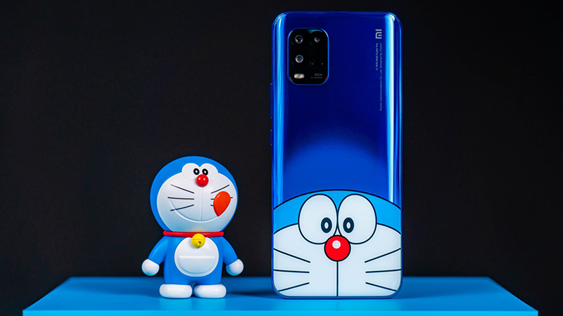 Xiaomi tung ra sản phẩm smartphone hợp tác cùng Doraemon - một cách để bạn thực sự trải nghiệm hình ảnh tuyệt vời của chú mèo máy thông minh trên màn hình điện thoại của mình. Hãy cùng xem hình ảnh và tìm hiểu thêm về đặc điểm ấn tượng của chiếc điện thoại Doraemon này.