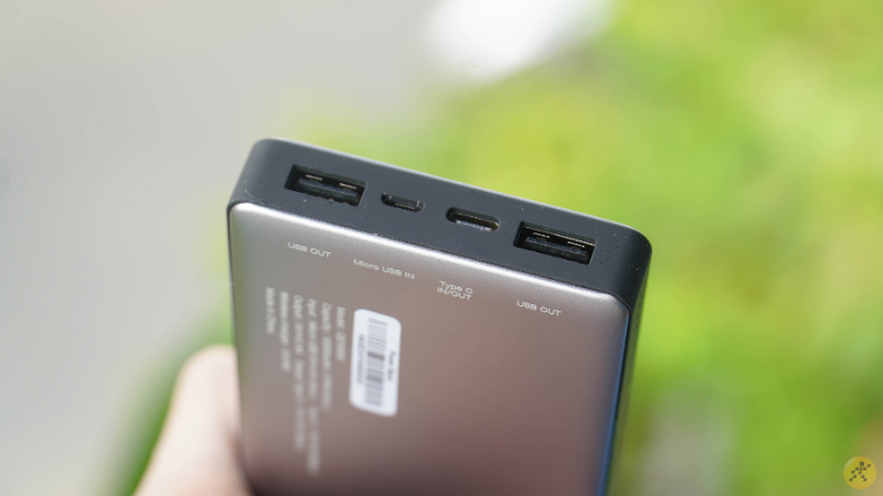 Ở cạnh trên của sạc dự phòng (từ trái qua phải), chúng ta sẽ có 1 cổng USB Type-A, 1 cổn Micro USB, 1 cổng USB Type-C và 1 cổng USB Type-A. Ở cạnh trên của sạc dự phòng (từ trái qua phải), chúng ta sẽ có 1 cổng USB Type-A, 1 cổn Micro USB, 1 cổng USB Type-C và 1 cổng USB Type-A.