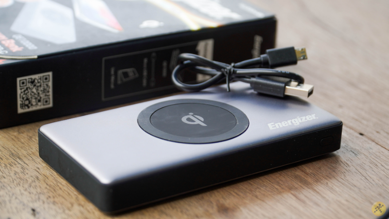 Ở bên trong hộp, chúng ta sẽ được tặng kèm một cáp sạc USB Type-C. Ở bên trong hộp, chúng ta sẽ được tặng kèm một cáp sạc USB Type-C.