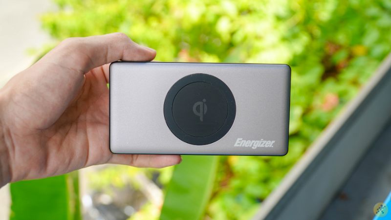 Sạc dự phòng QE10000PQ có thiết kế ấn tượng nhất trong bộ ba sản phẩm mình trên tay. Sạc dự phòng QE10000PQ có thiết kế ấn tượng nhất trong bộ ba sản phẩm mình trên tay.