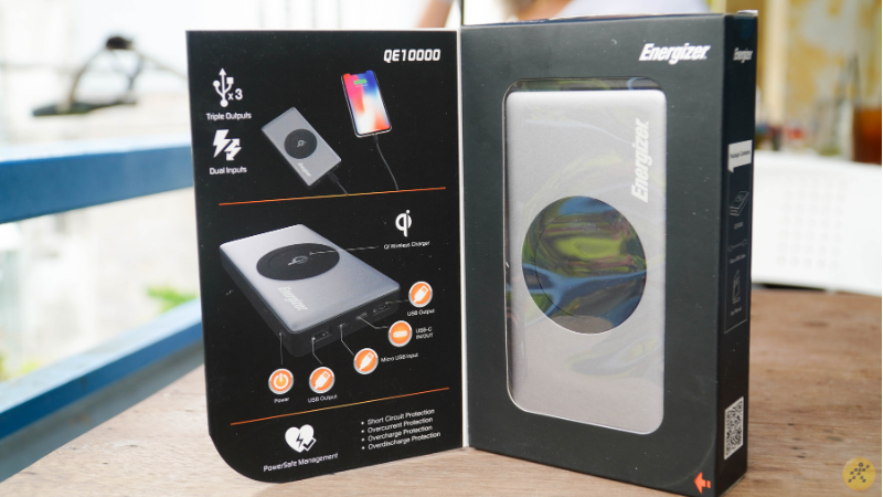 Vỏ hộp bên ngoài của sạc dự phòng Energizer QE10000PQ. Vỏ hộp bên ngoài của sạc dự phòng Energizer QE10000PQ.