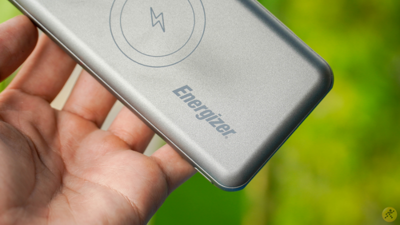Trên bề mặt của thiết bị, logo Energizer cùng biểu tượng sạc không dây nằm ở chính giữa khá nổi bật. Trên bề mặt của thiết bị, logo Energizer cùng biểu tượng sạc không dây nằm ở chính giữa khá nổi bật.