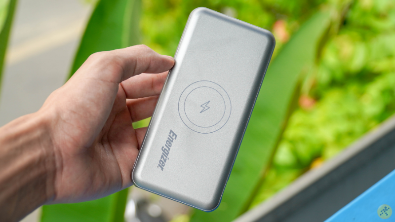 Sạc dự phòng Energizer QE10007PQ cho cảm giác cầm nắm tốt nhờ vào kích thước và khối lượng nhỏ gọn. Sạc dự phòng Energizer QE10007PQ cho cảm giác cầm nắm tốt nhờ vào kích thước và khối lượng nhỏ gọn.