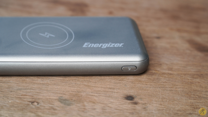 Ở cạnh phải sẽ là nơi đặt nút nguồn của sạc dự phòng. Ở cạnh phải sẽ là nơi đặt nút nguồn của sạc dự phòng.