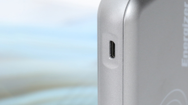 Sang đến cạnh trái thì chúng ta sẽ có 1 cổng Micro USB dùng để sạc cho thiết bị. Sang đến cạnh trái thì chúng ta sẽ có 1 cổng Micro USB dùng để sạc cho thiết bị.