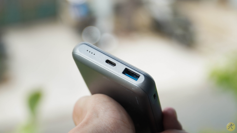 Cạnh trên của thiết bị (từ trái qua phải) sẽ có dải đèn LED thông báo trạng thái pin, 1 cổng USB Type-C và 1 cổng USB Type-A. Cạnh trên của thiết bị (từ trái qua phải) sẽ có dải đèn LED thông báo trạng thái pin, 1 cổng USB Type-C và 1 cổng USB Type-A.