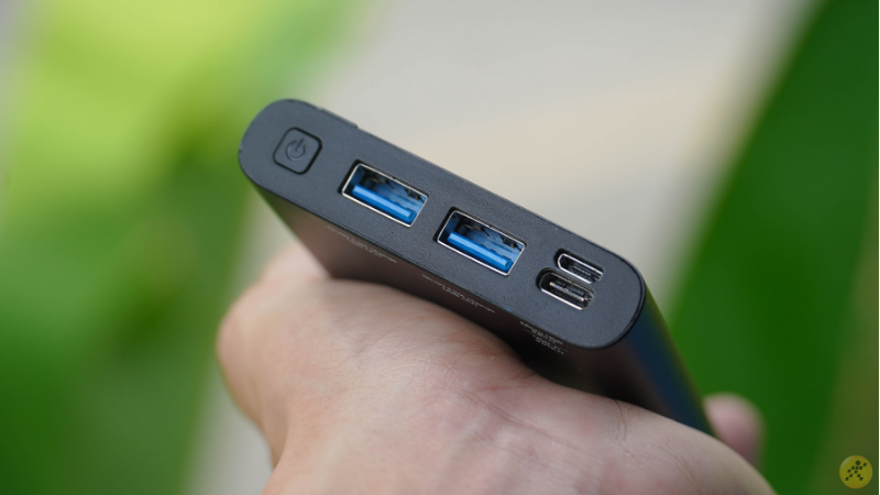 Cạnh trên của thiết bị (từ trái qua phải) sẽ là nơi đặt phím nguồn, 2 cổng USB Type-A, 1 cổng Micro USB và 1 cổng USB Type-C. Cạnh trên của thiết bị (từ trái qua phải) sẽ là nơi đặt phím nguồn, 2 cổng USB Type-A, 1 cổng Micro USB và 1 cổng USB Type-C.