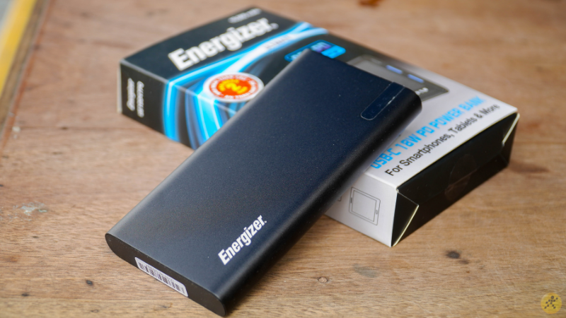 Sạc dự phòng Energizer sở hữu thiết kế kim loại nguyên khối chắc chắn, bền bỉ. Sạc dự phòng Energizer sở hữu thiết kế kim loại nguyên khối chắc chắn, bền bỉ.