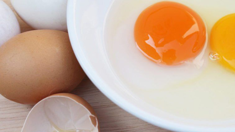 Ăn trứng gà sống cách làm đẹp không hề khoa học 