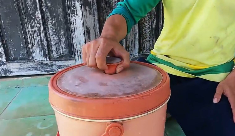 Mẹo mở bình đá khi bị hít kín chỉ với một động tác đơn giản