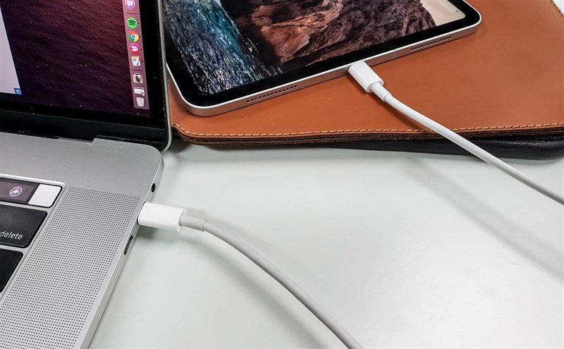 Cả MacBook và iPad hiện nay đều được Apple tích hợp cổng USB Type-C. Nguồn: TheVerge.