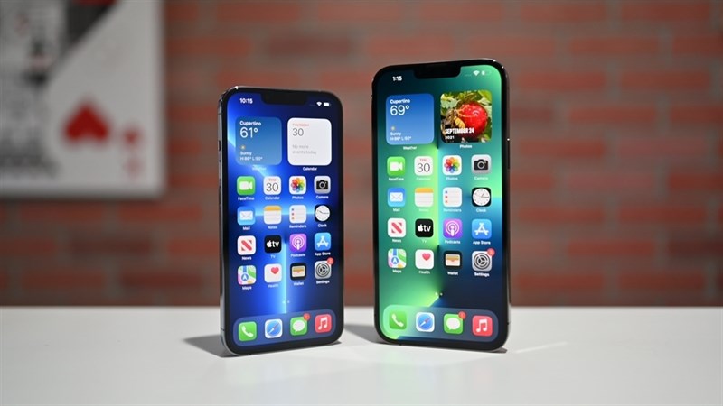Mình nghĩ có thể iPhone 14 Pro series sẽ sử dụng tấm nền LTPO giống trên thế hệ tiền nhiệm (ảnh minh họa: iPhone 13 Pro và 13 Pro Max). Nguồn: PhoneArena. Mình nghĩ có thể iPhone 14 Pro series sẽ sử dụng tấm nền LTPO giống trên thế hệ tiền nhiệm (ảnh minh họa: iPhone 13 Pro và 13 Pro Max). Nguồn: PhoneArena.