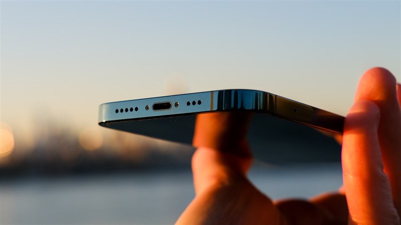 Mình nghĩ khả năng cao Apple vẫn muốn giữ cổng Lightning trên iPhone. Nguồn: The Guardian. Mình nghĩ khả năng cao Apple vẫn muốn giữ cổng Lightning trên iPhone. Nguồn: The Guardian.