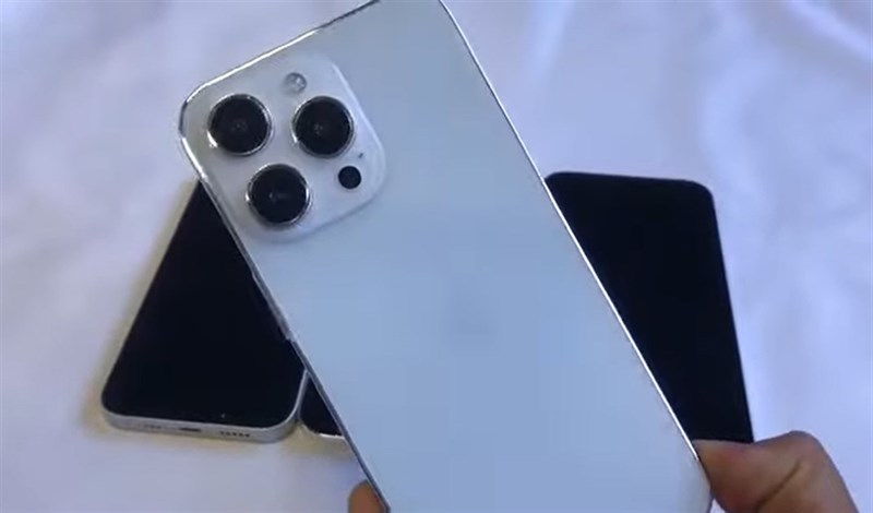 Mô hình iPhone 14 Pro Max có thiết kế dường như không thay đổi quá nhiều so với thế hệ tiền nhiệm. Nguồn: YouTube Sonny Dickson. Mô hình iPhone 14 Pro Max có thiết kế dường như không thay đổi quá nhiều so với thế hệ tiền nhiệm. Nguồn: YouTube Sonny Dickson.