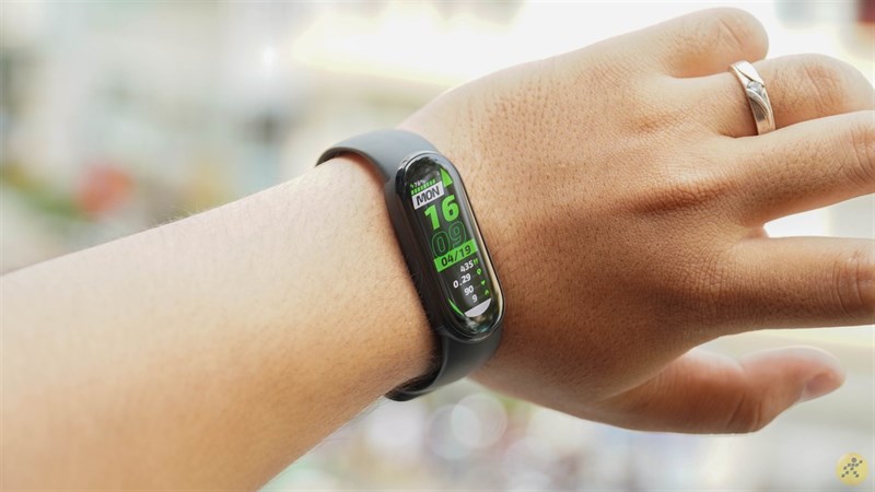 Đeo vào nhìn năng động đấy chứ!