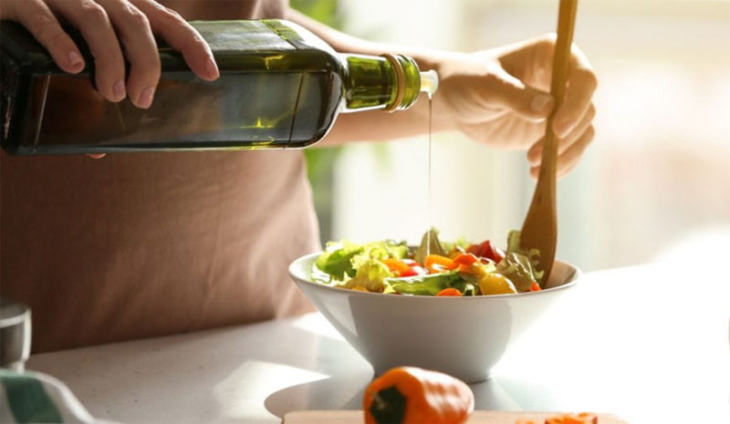 Sử dụng dầu olive trong việc nấu nướng hàng ngày Sử dụng dầu olive trong việc nấu nướng hàng ngày