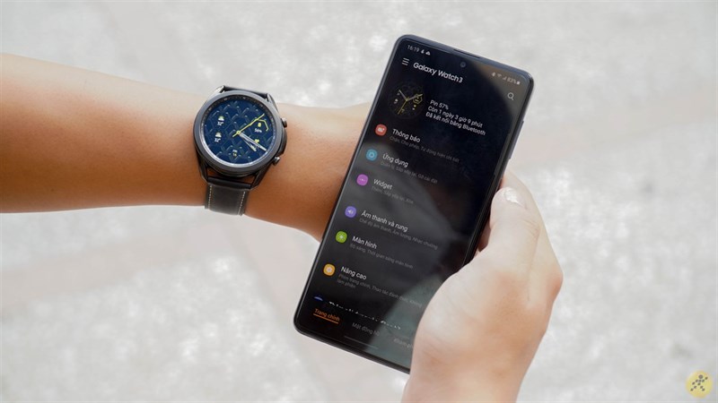 Galaxy Watch 3 sẽ hoạt động tốt nhất khi được kết nối với điện thoại chung hệ điều hành Android. Galaxy Watch 3 sẽ hoạt động tốt nhất khi được kết nối với điện thoại chung hệ điều hành Android.
