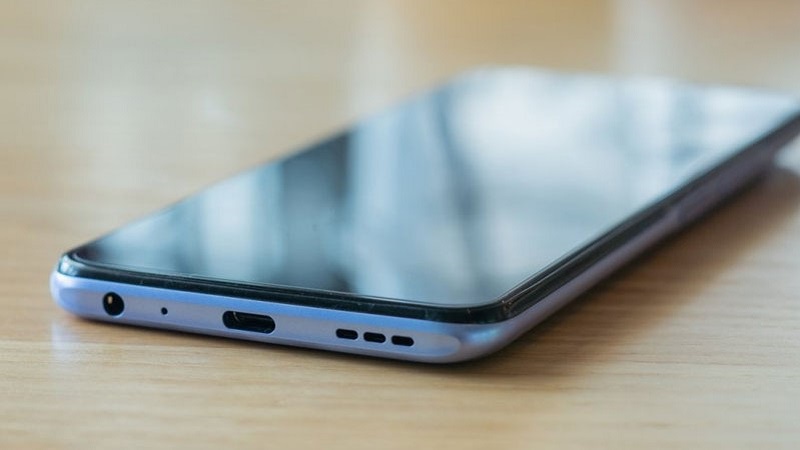 Vivo Y72 5G được trang bị cổng Type C hỗ trợ sạc nhanh cũng như vẫn còn giữ lại jack tai nghe 3.5 mm