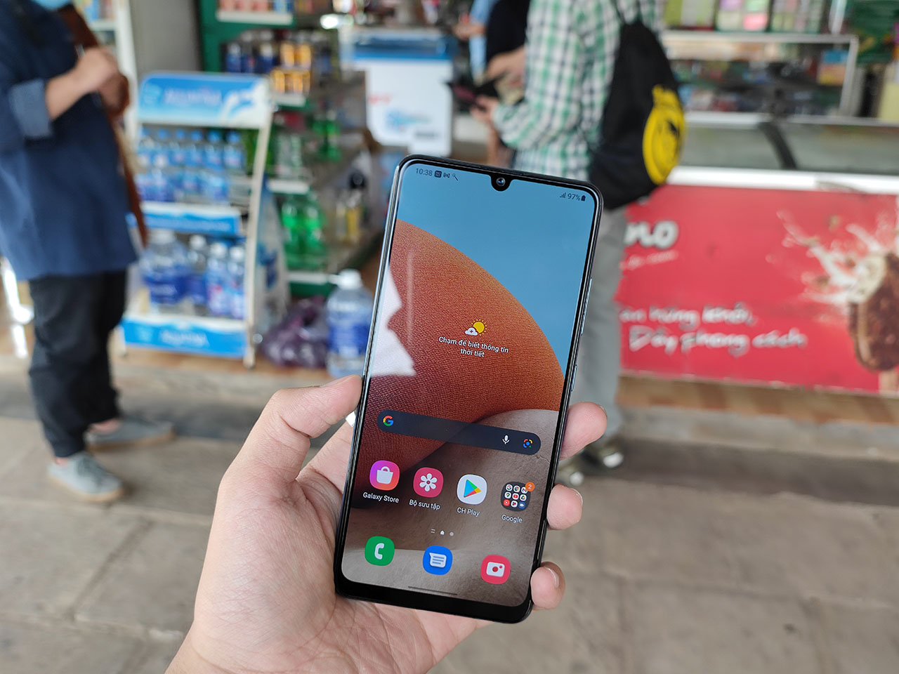 Sau khi đi một chuyến vô cùng xa xôi thì tụi mình đã ghé mua đồ vặt cho chuyến đi nè Sau khi đi một chuyến vô cùng xa xôi thì tụi mình đã ghé mua đồ vặt cho chuyến đi nè